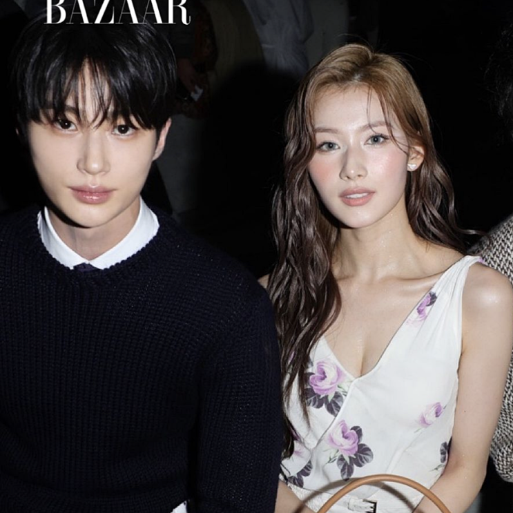 <b>변우석</b>사나 <b>핑크빛</b> 기류 프라다 가방 롱원피스 코디