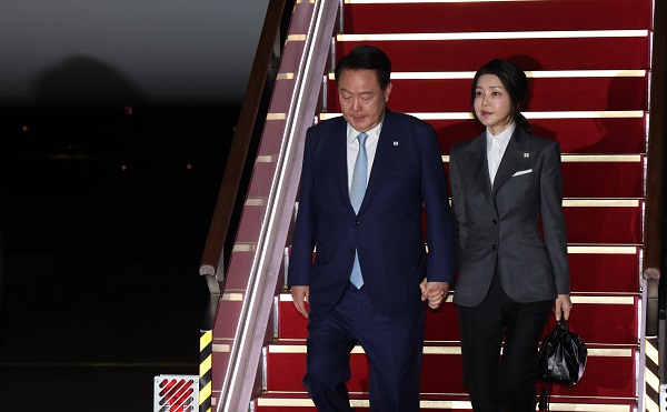 검찰, '김건희 <b>여사</b> 측근' <b>행정관</b> 소환…<b>대통령실</b> 인사 첫 조사