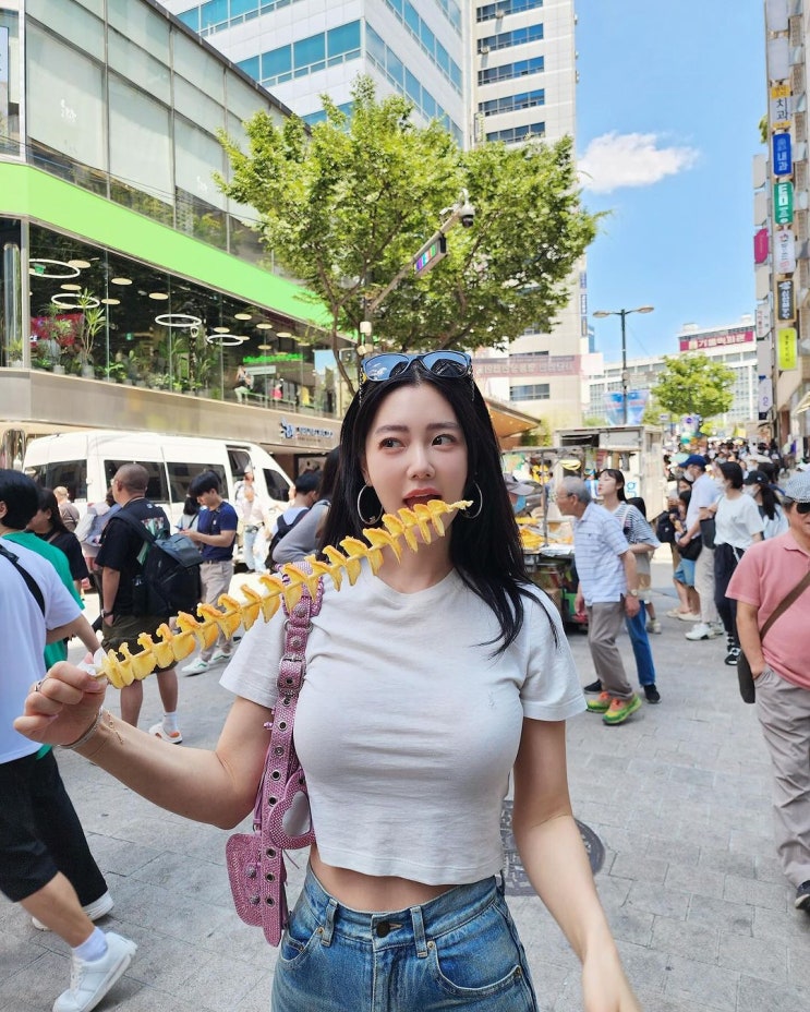 클라라, 명동에서 긴 생머리로 청순미 발산...흰 티에 청바지만으로 완벽 클라라, 명동에서 긴 생머리로 청순미 발산...흰 티에 청바지만으로 완벽