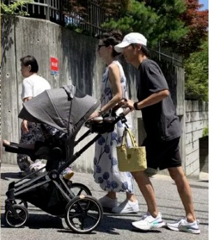 [<b>송중기</b> <b>유모차</b>] - 아들 태우고 케이티 신혼집 근처 한남동 산책... 