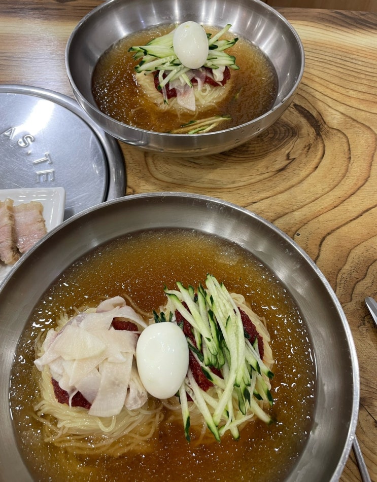  여름엔 밀면이지.