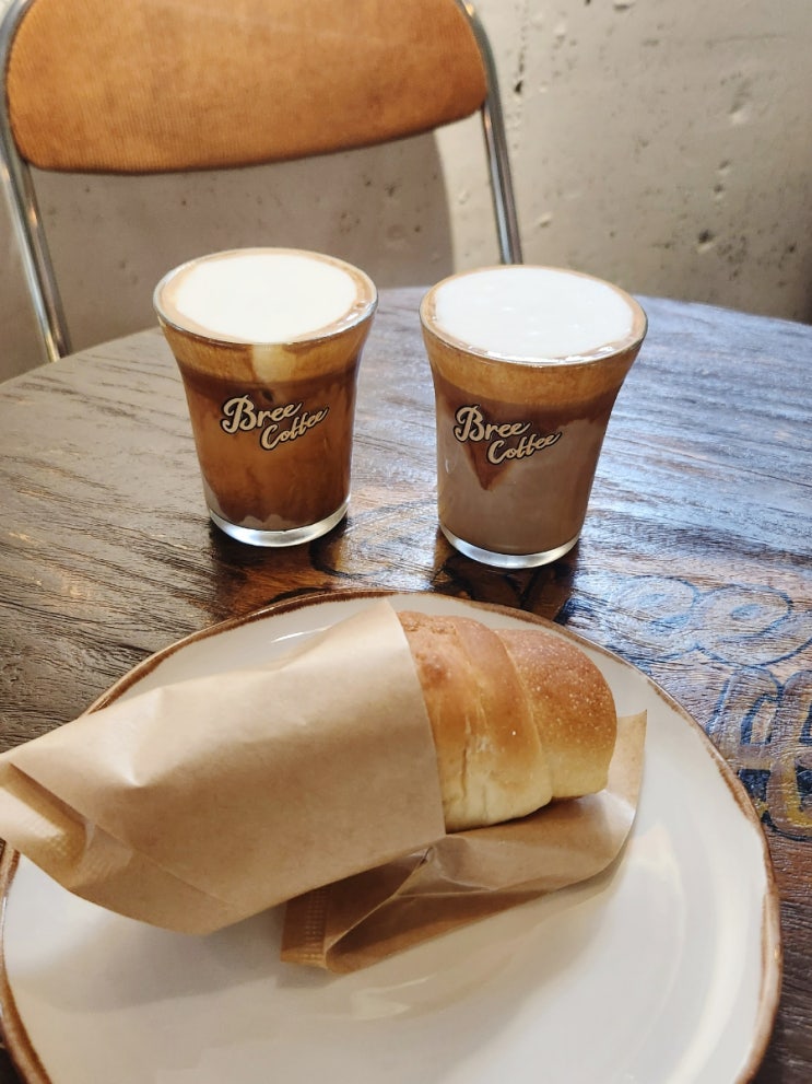  신용산 카페ㅣ진한 크림 커피 & 빵 맛집 '브리커피'