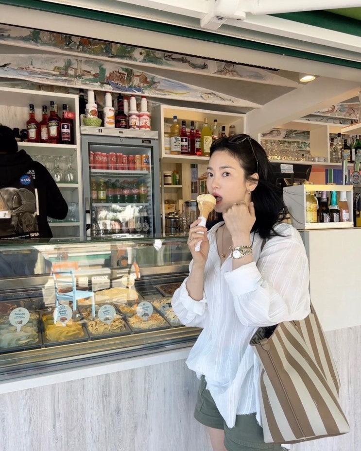  배우 송혜교 인스타그램 사복 코디, 30대 여자 여름 패션 MOIA 시어 셔츠 추천!