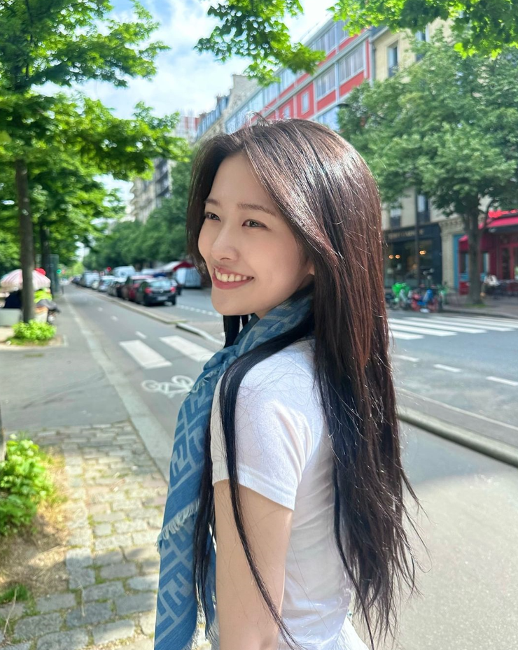 심플함에 매력을 더할 레이어드로 명품 브랜드 펜디 실크 스카프 정보와 예쁘게 매는법 w. 안유진
