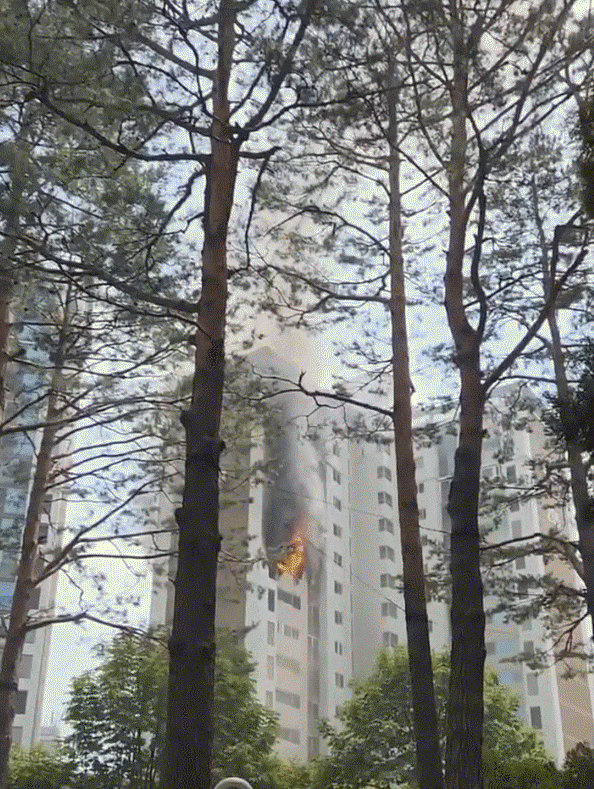 서울 <b>역삼동</b> 아이파크 <b>화재</b>… 단지 주민들 대피