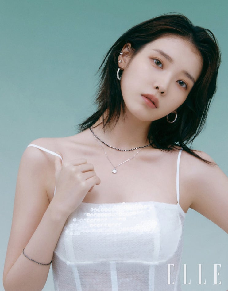  '걸크러쉬' 아이유, 이런 느낌 처음...시크하고 묘한 분위기 (화보)