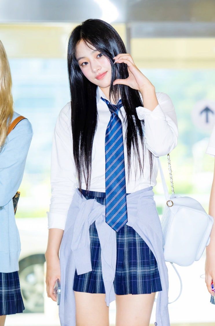 <b>뉴진스</b> 공항 스쿨룩 교복 백팩... 구찌, <b>다니엘</b> 셀린느, 해린... 