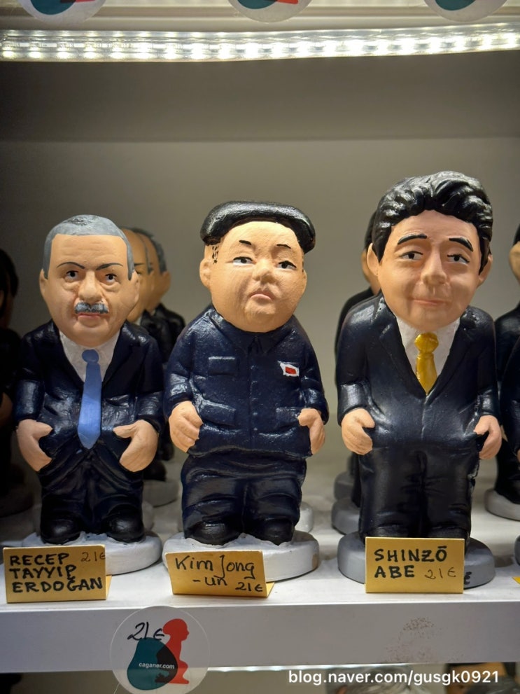  스페인 바르셀로나 기념품 똥 싸는 인형 Caganer 까가네르