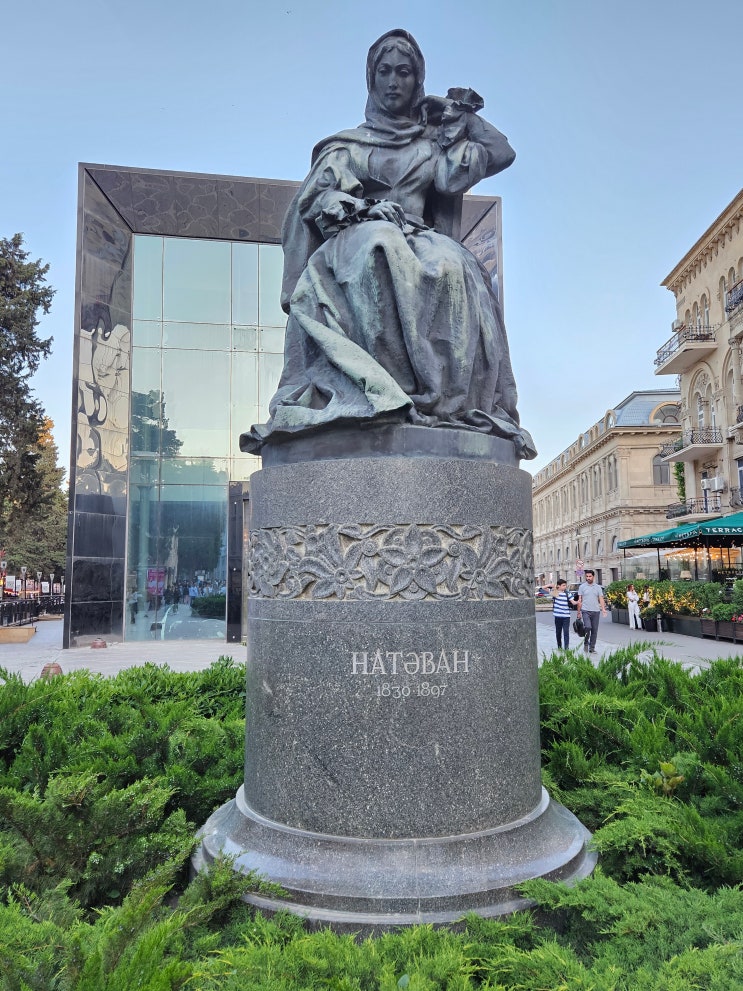 코카서스 3국여행 (아제르바이잔 : 바쿠 -> 나타반 기념비 "Natavan Monument' , 피루제 레스토랑 'Firuze restaurant') 코카서스 3국여행 (아제르바이잔 : 바쿠 -> 나타반 기념비 "Natavan Monument' , 피루제 레스토랑 'Firuze restaurant')