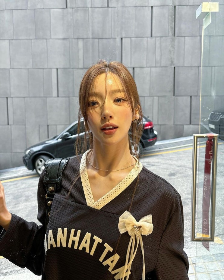  올 여름 패션 트렌드로 드로우로 겨우 구하는 나이키 X 보디 오버핏 져지로 함께한 센스 있는 OOTD w. 홍지윤