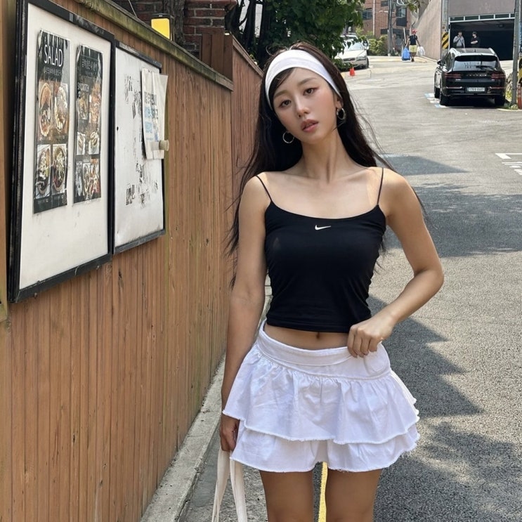  송서미 캉캉치마 프릴 화이트 미니스커트로 뽐낸 핫바디
