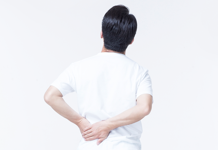  허리 통증 뒤로 젖힐 때 아프다면 체크하세요