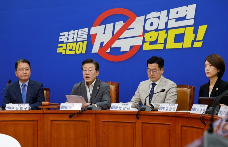 조선노동당 ‘어버이 수령 김일성-김정일-<b>김정은</b>’과 뭐가 다른가?