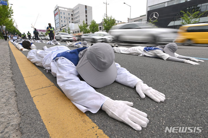 거리로 나온 '발달장애 부모들'…"지원책 마련" 오체투지 거리로 나온 '발달장애 부모들'…"지원책 마련" 오체투지