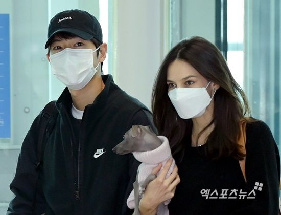  "250만원 명품 유모차"…송중기, 평범한 일상도 알고보니 '럭셔리'  실시간 핫이슈