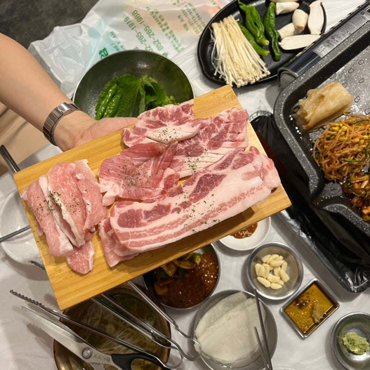  울산 삼산동 고기집 | 갈치속젓과 부추장아찌 특색있는 겉절이 밑반찬이 있는 삼겹살 맛집 총각집