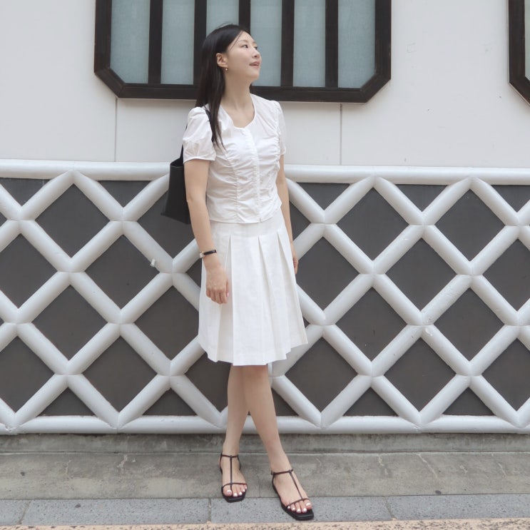  스튜디오테이블 여름 화이트 블라우스 플리츠 스커트 코디