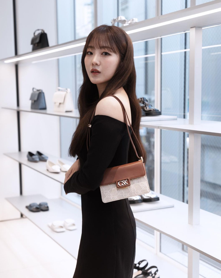  20대 여자 대학생의 첫 숄더백 브랜드로 중저가 착한 가격대의 찰스앤키스 캔버스 투톤 여성 가방 INFO w. 조이현