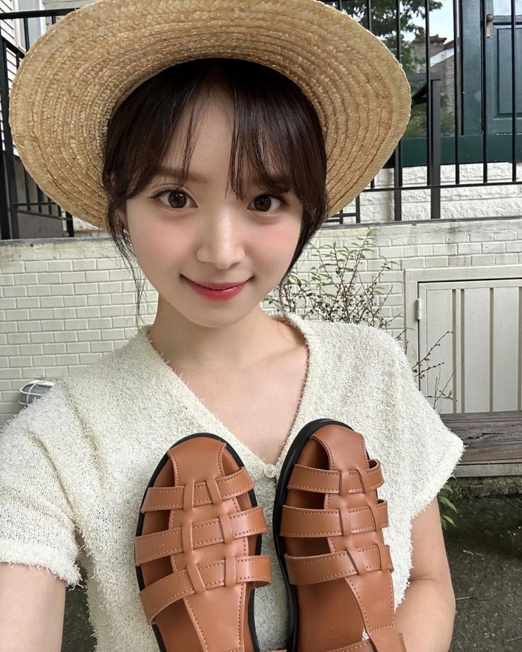  여름 여자 샌들로 김지영과 함께한 디자이너 브랜드 마크모크의 발편한 그리고 푹신한 샌들 INFO