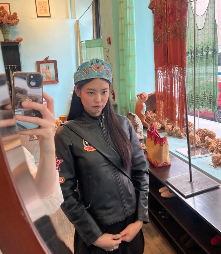  연예인들의 아이콘! 블랙핑크 제니의 데일리 스니커즈로 함께한 여자 아디다스 태권도 운동화 패션 INFO