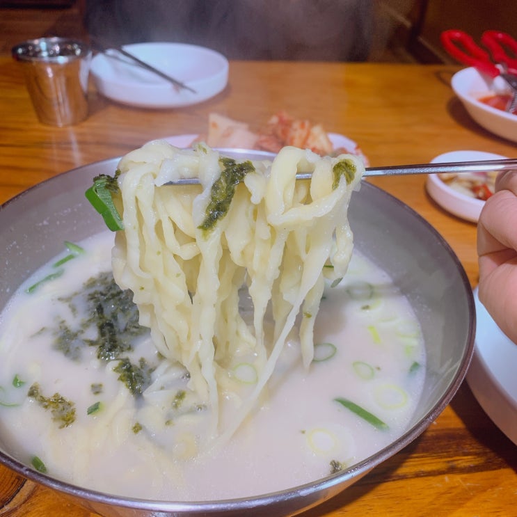  손님 모시고 가기 좋은 왕십리역 한옥 육수 맛집 <일품백송칼국수>(손만두, 일품칼국수)