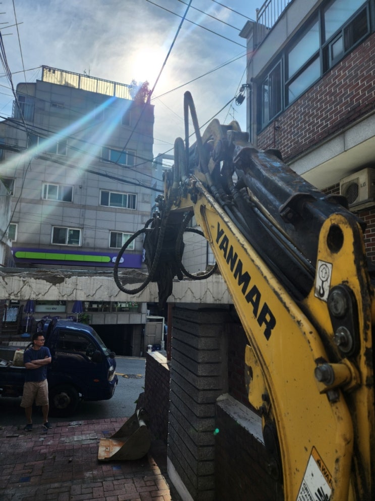  서울 서대문구미니포크레인 개인주택 대문 바닥철거 017포크레인 크라샤 크락샤 작업(허니미니중기)