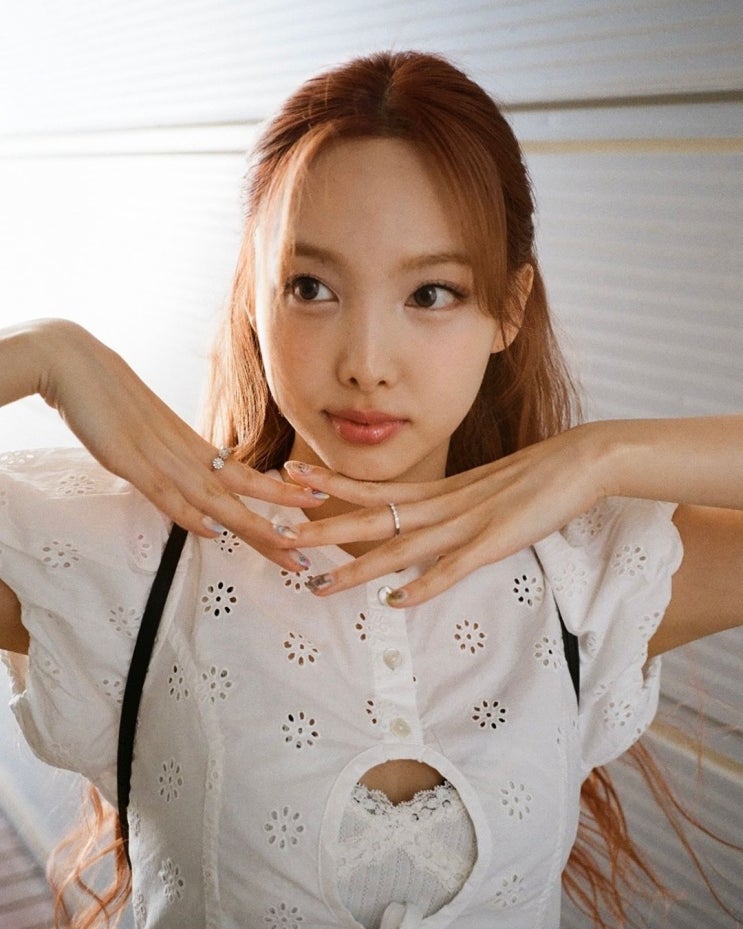  나연이 입은 센스 터지는 여름 패션 스타일로 검정 스커트인 아디다스 3S 치마 코디 w. 나연
