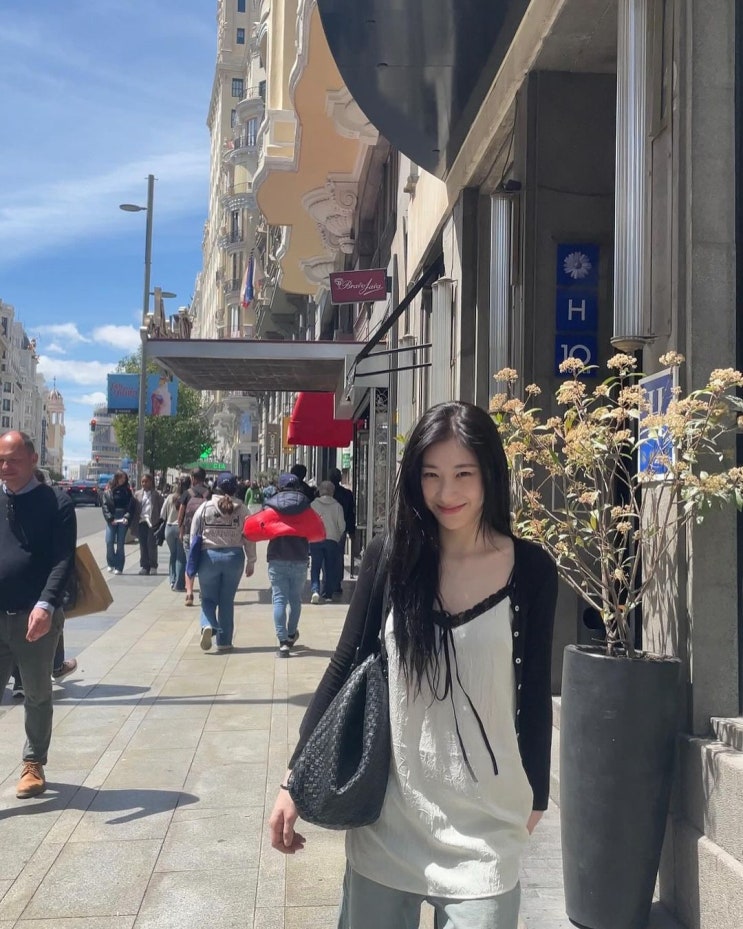  ITZY 채령 인스타그램 스페인 여행 코디 하이스쿨디스코 CLUMPLED SLIP TOP 추천!
