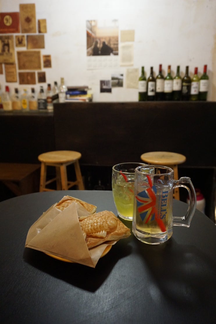  고양이와 위스키가 있는 분위기 가득한 펍 | 팁시 TIPSY