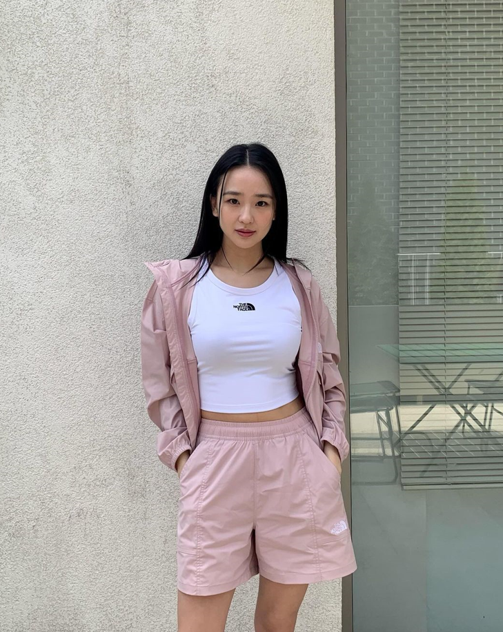  여름 여성 애슬레저룩으로 함께하기 좋은 셋업 패션으로 노스페이스 여자 경량 바람막이 자켓 코디 w. 손연재
