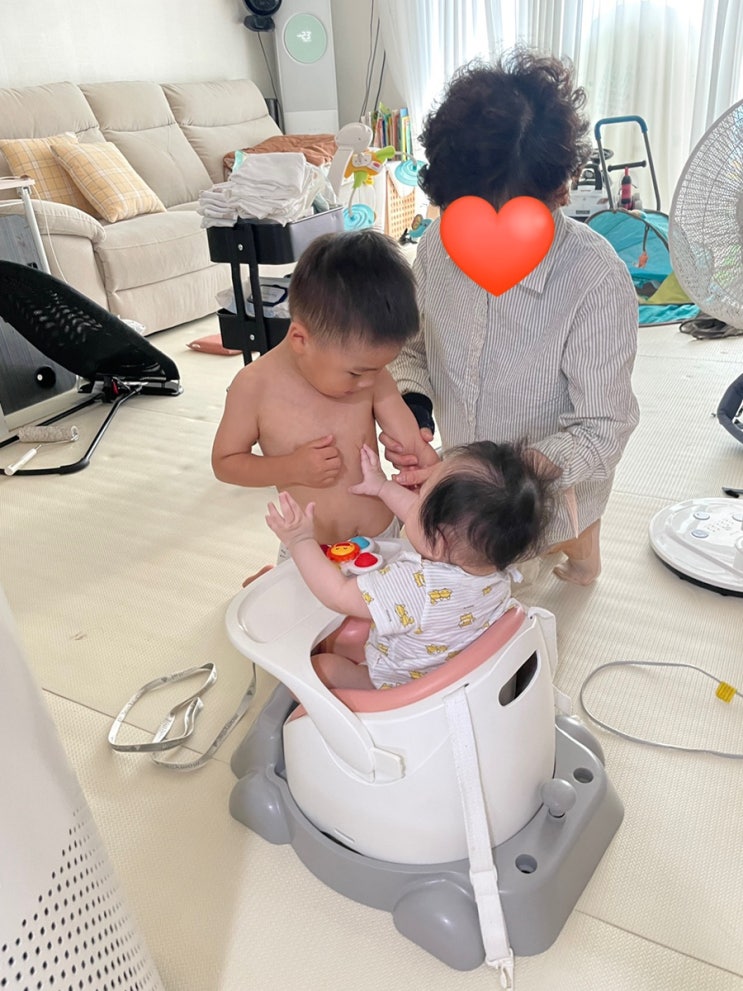  형아의 몸자랑, 공룡키즈카페. 동생은 앉아있기 연습, 사랑해요 꼬꼬맘