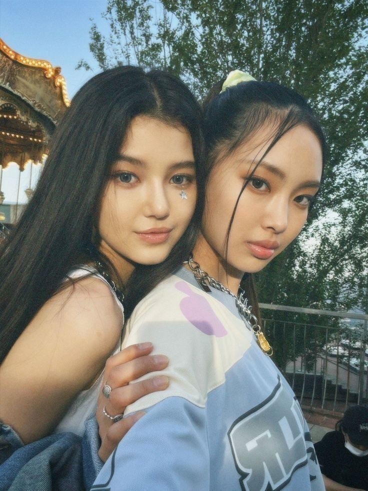NewJeans Members' Chemistry Photo Collection: Minji, Hanni, Danielle, Haerin, Hyein