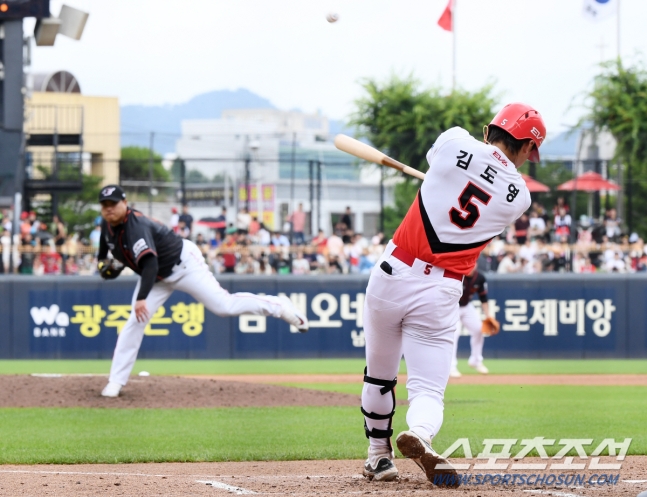 결국 해냈다! KIA <b>김도영</b>, 한화 <b>류현진</b> 상대 20-20 달성 성공!
