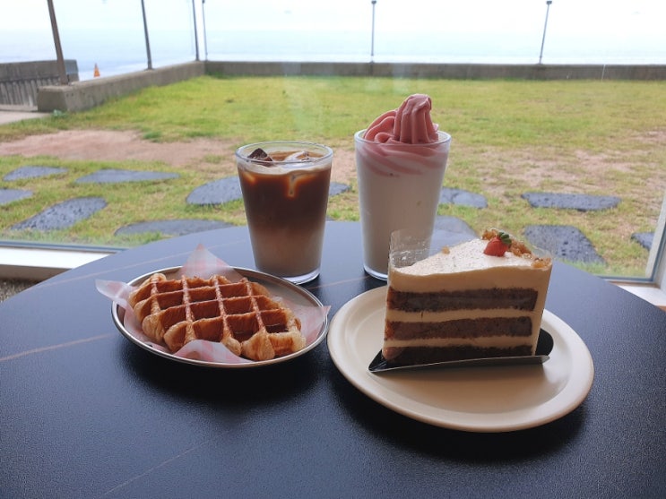 포항 구룡포 카페추천 어스피스 커피(Auspice Coffee) 내돈내산 솔직후기 _ 당근 케이크, 메이플 크로플, 밀크&딸기젤라또 포항 구룡포 카페추천 어스피스 커피(Auspice Coffee) 내돈내산 솔직후기 _ 당근 케이크, 메이플 크로플, 밀크&딸기젤라또