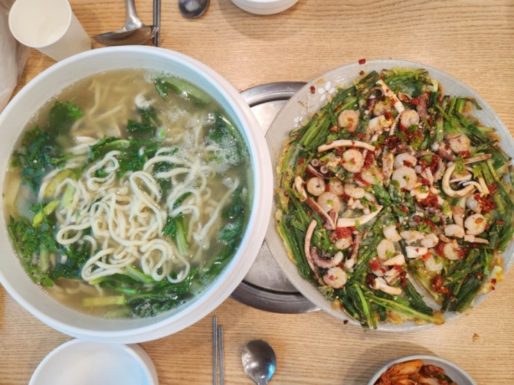 동죽칼국수와 푸짐한 파전, 동동칼국수 경산점(경산 칼국수 맛집) 동죽칼국수와 푸짐한 파전, 동동칼국수 경산점(경산 칼국수 맛집)