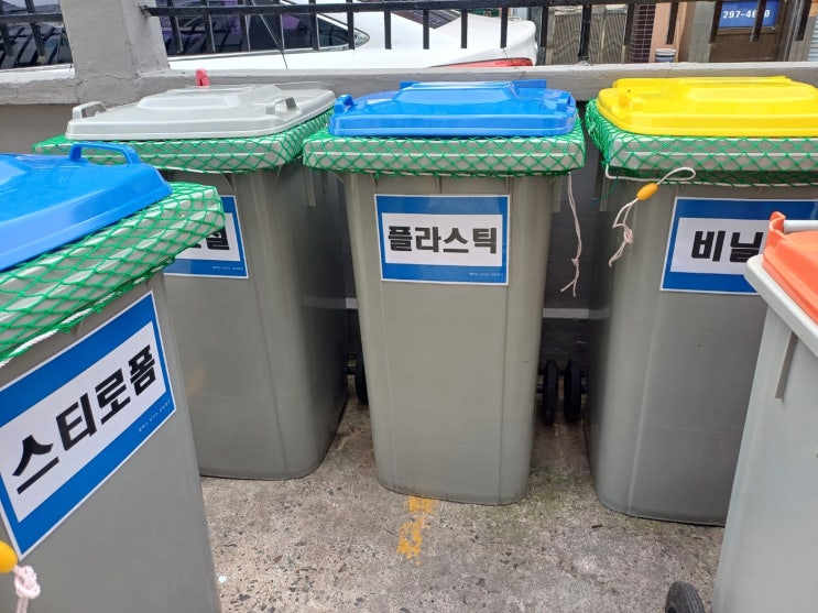  재활용 분리수거함 교체 및 정리 작업 실시