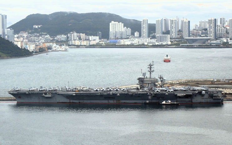 미 핵 항모 USS 시어도어 루스벨트(CVN-71) 부산 입항