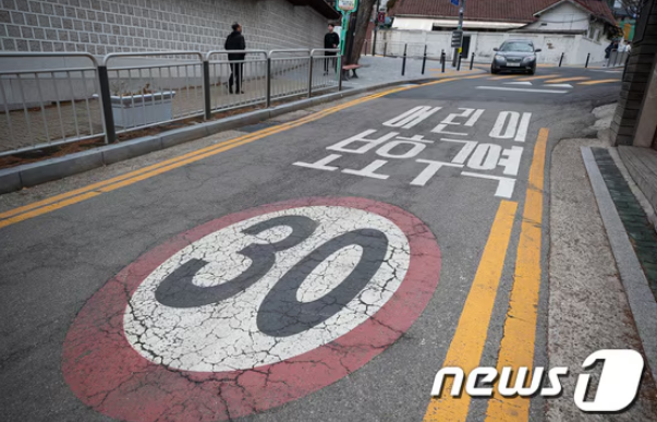 스쿨존서 일시정지 않고 우회전해 11세 아동 친 60대 여성 징역형 스쿨존서 일시정지 않고 우회전해 11세 아동 친 60대 여성 징역형