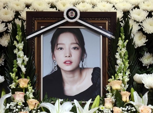 친오빠가 밝혔다…고 구하라 금고 안에 들어있던 6가지 정체. 한혜진, 전남친 전현무와의 쿨한 재회 반응 화제 “많이 피곤해보이시네요” 실시간 핫이슈
