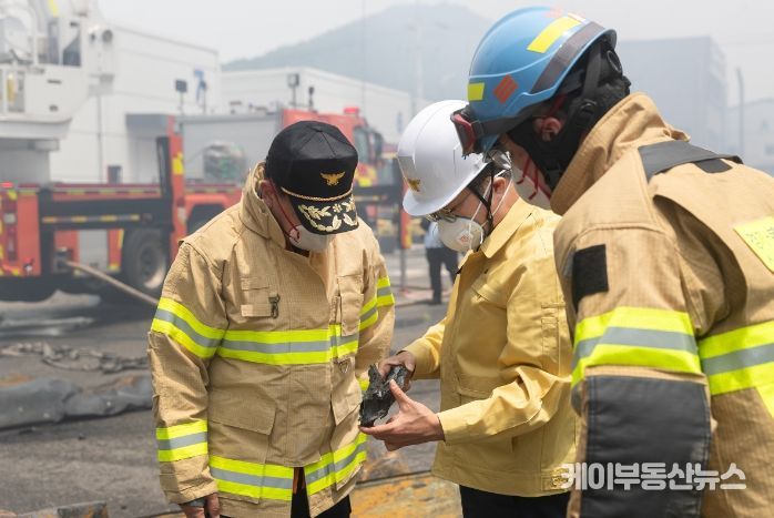 <b>화성 공장</b>화재 현장 찾은 <b>김동연</b> 경기도지사 “가용자원 총... 