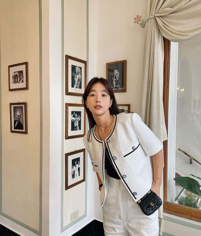  행복한 결혼식 여성 하객 패션으로 깔끔한 여름 룩을 연출하는 여자 노카라 크롭 싱글 반팔 자켓 코디 정보 w. 기은세
