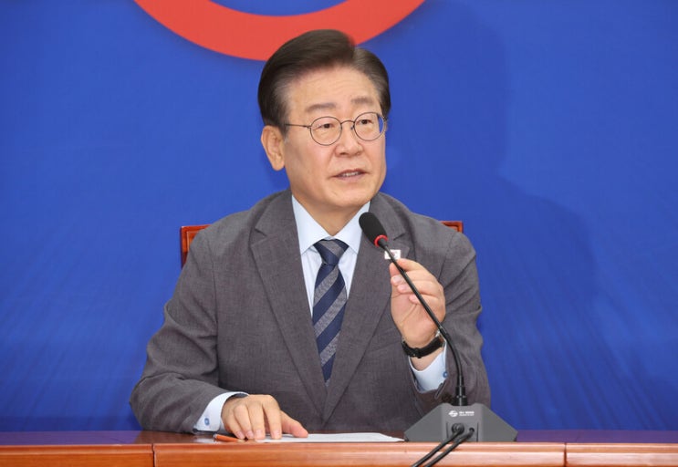 <b>이재명</b> <b>사퇴</b>, 대선을 앞둔 <b>당 대표</b> 연임 도전!