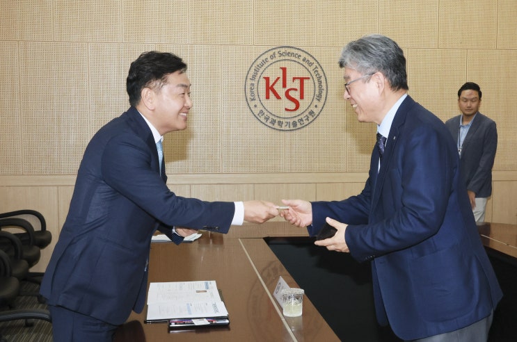 <b>김관영</b> 전북도지사, 한국과학기술연구원장과 협업 소통