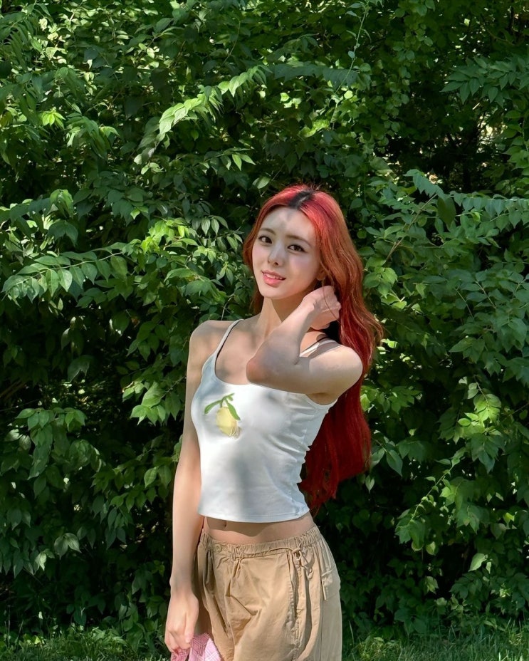 있지 유나, 공주님 미모 뽐내며...한 줌 허리라인 눈길 있지 유나, 공주님 미모 뽐내며...한 줌 허리라인 눈길