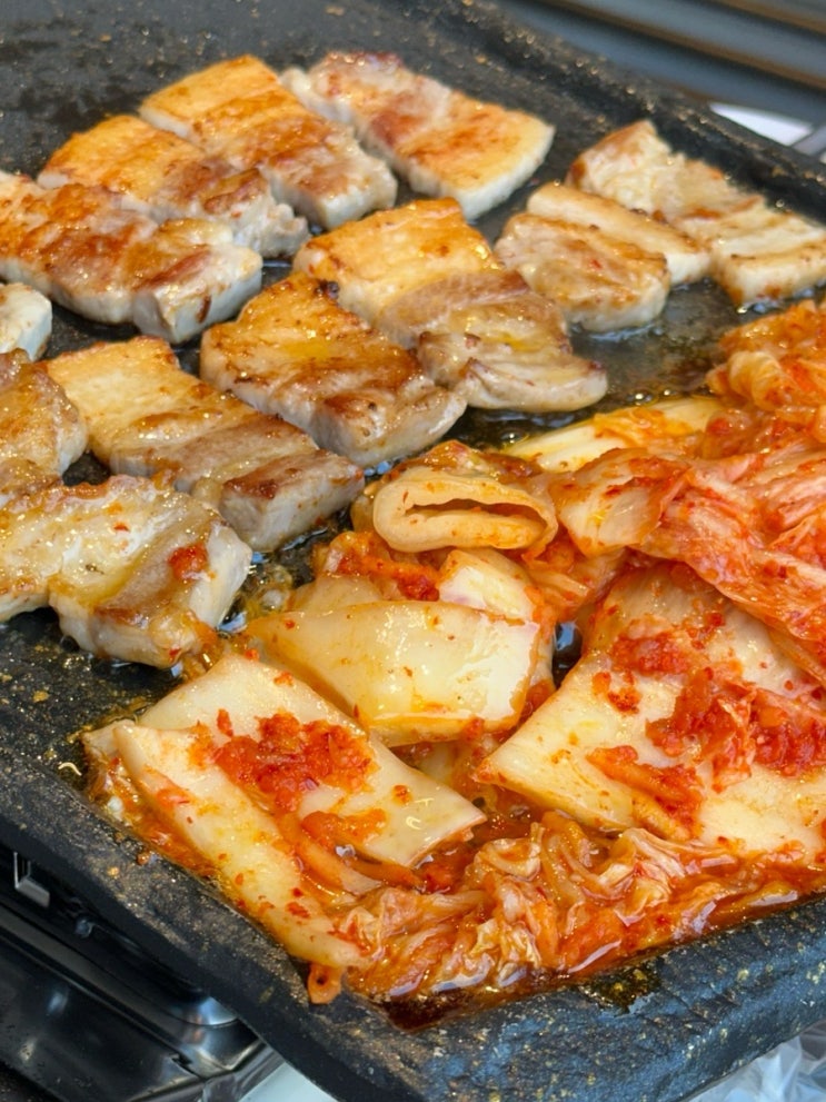 홍대 삼겹살 맛김치생삼겹살 장모님 김치 항정살 맛집