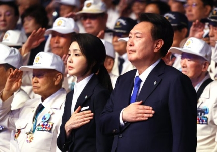 윤대통령 "북러 조약, 역사 진보에 <b>역행</b>하는 <b>시대착오적 행동</b>"