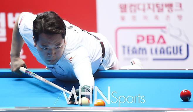 '<b>헐크</b>' <b>강동궁</b>, 27년 세월 차 넘은 명승부! 김영원 꺾고 PBA... 