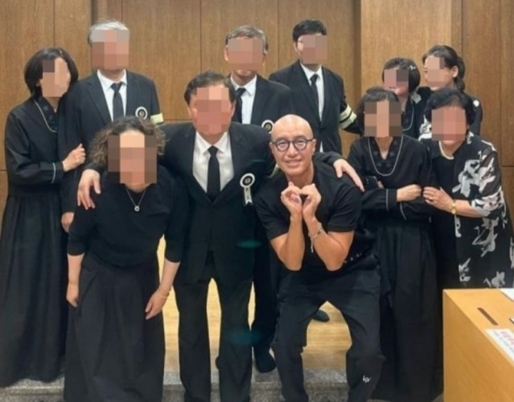 <연예가핫이슈> 홍석천 장례식장에서 손하트 “인생 뭐 없다, 웃으며 사는게 제일” <연예가핫이슈> 홍석천 장례식장에서 손하트 “인생 뭐 없다, 웃으며 사는게 제일”