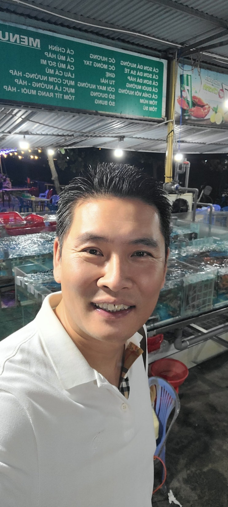  베트남 다낭에서 씨푸드로 하루를 즐긴다.