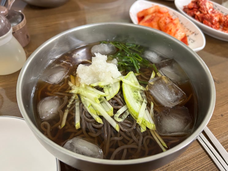  서울 안암오거리 노부부가 직접 뽑는 면발 <부부바지락손칼국수>(냉모밀국수)